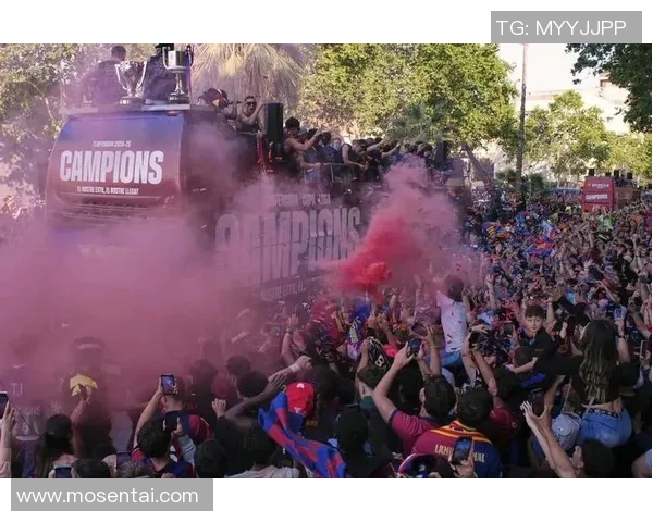 西甲激战巴塞罗那逆转马德里竞技展现冠军风范